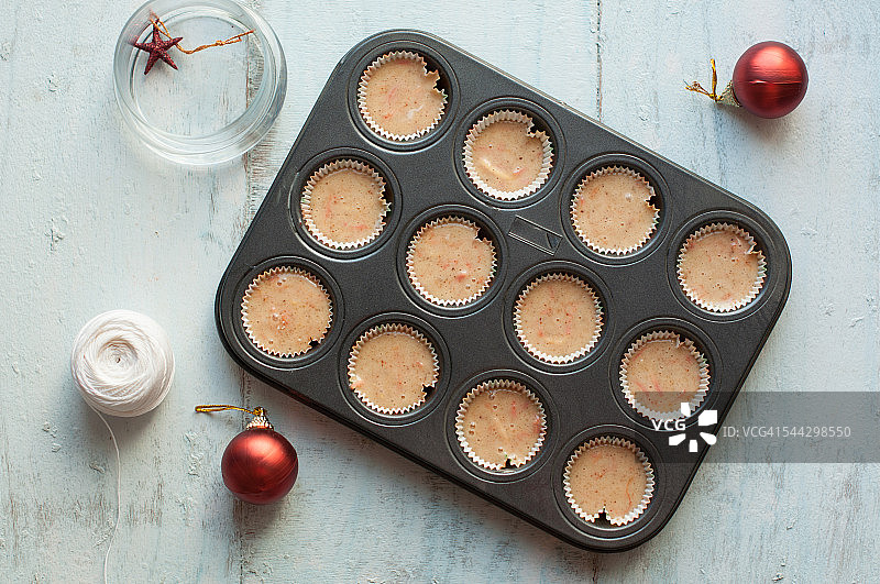 烘烤前杯装新鲜胡萝卜蛋糕图片素材