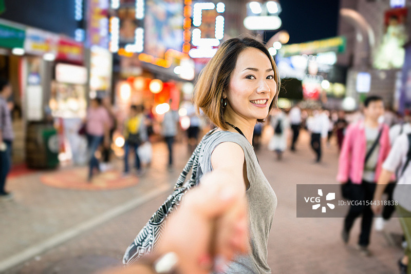 在东京一起散步的快乐日本女人图片素材