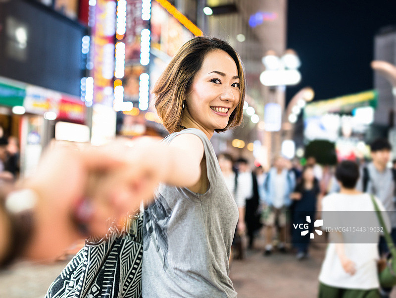 在东京一起散步的快乐日本女人图片素材