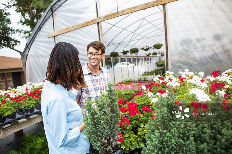 顾客在当地花园中心交谈图片素材