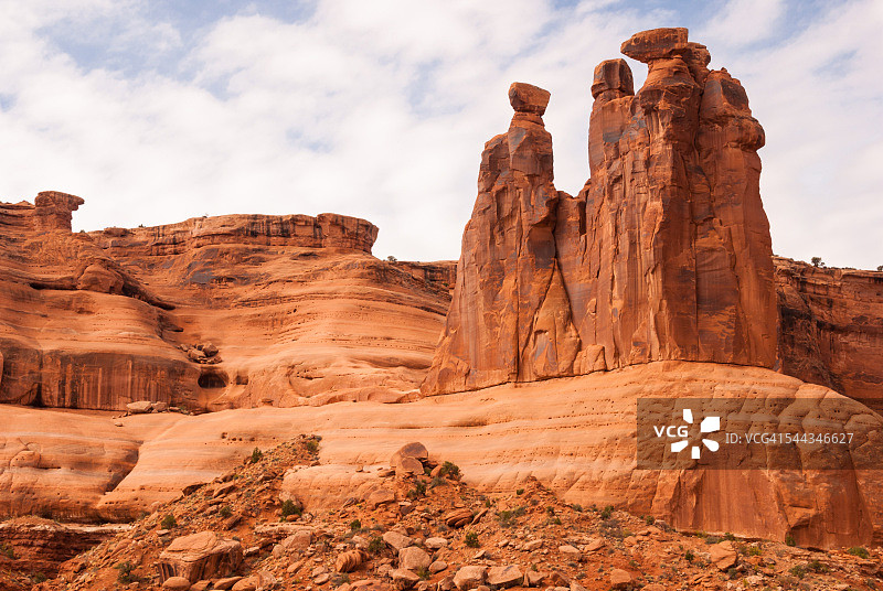 三个爱 gossiping 的女人图片素材