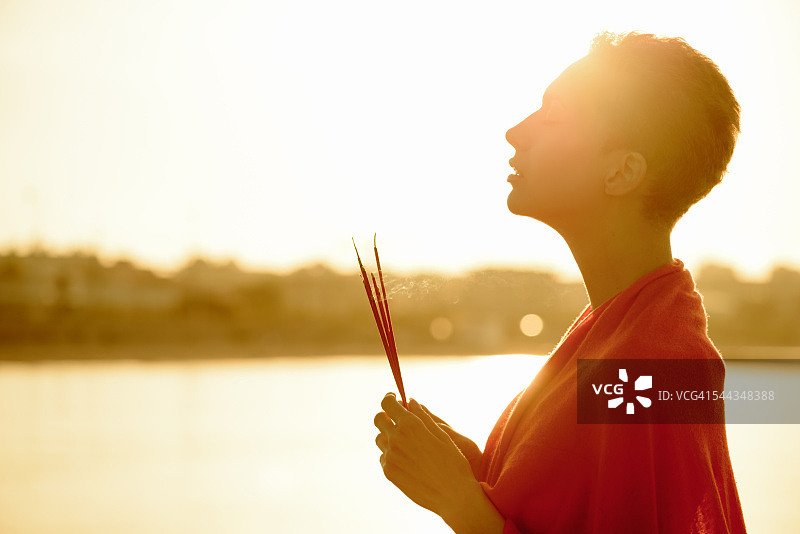 健康：焚香中的黎明冥想图片素材