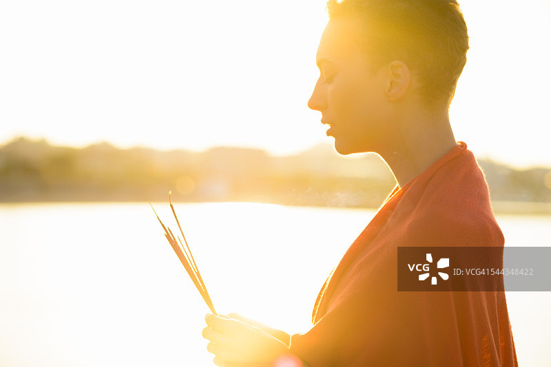 健康：焚香中的黎明冥想图片素材