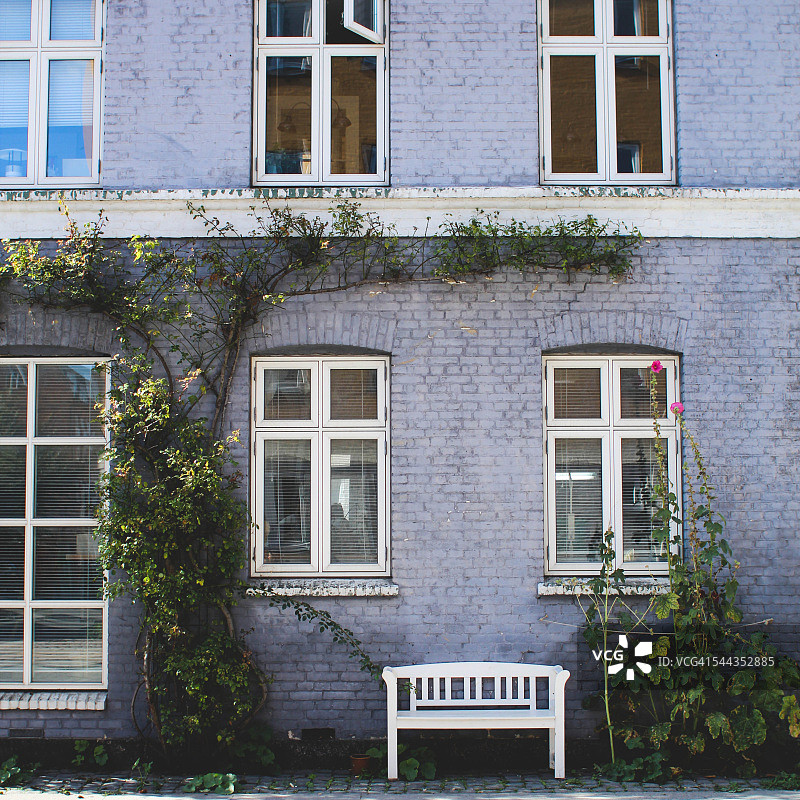 砖房前的长椅图片素材