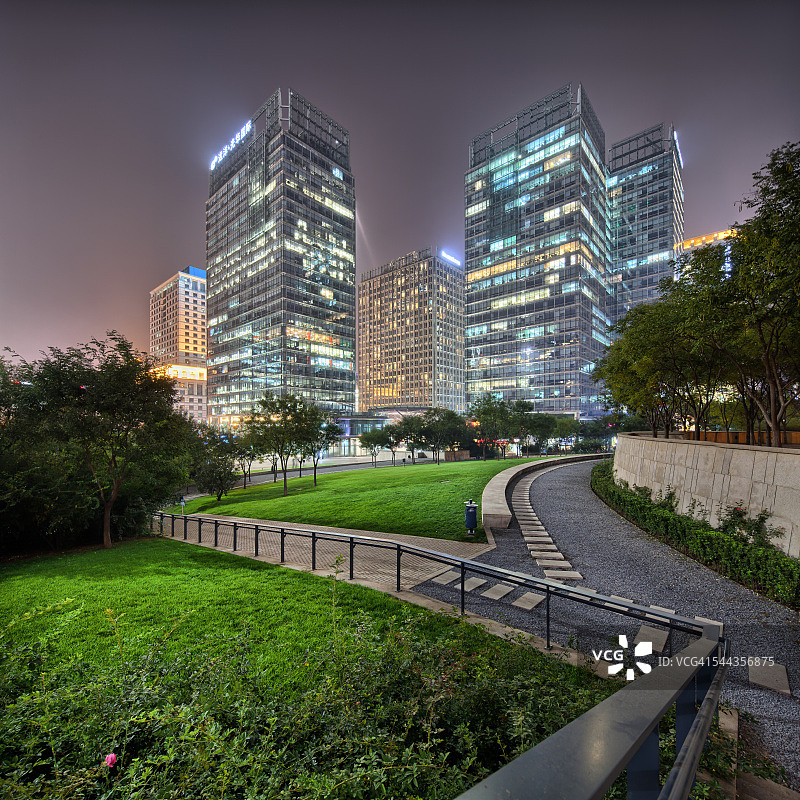 绿色的公园，有摩天大楼，自然与城市风光，中国图片素材