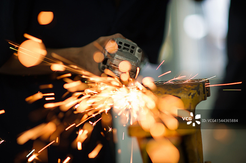 工厂内的平面磨床操作图片素材