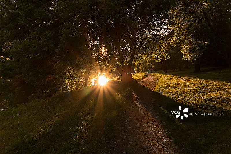 俄罗斯莫斯科伊兹迈洛沃区，谢列布里亚诺-维诺格拉德尼池塘图片素材