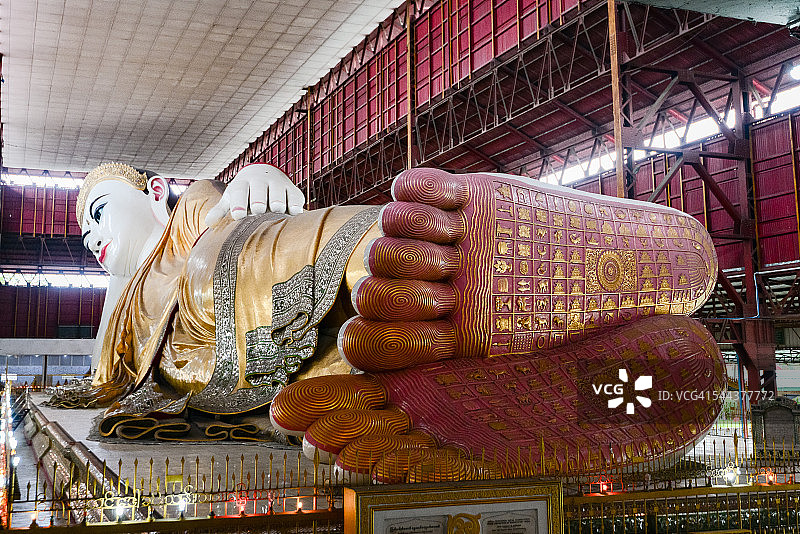 缅甸勃固巧塔吉卧佛寺的卧佛图片素材