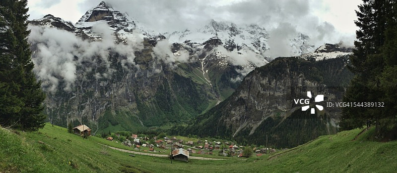 云雾中的吉梅尔瓦尔德瑞士阿尔卑斯山图片素材