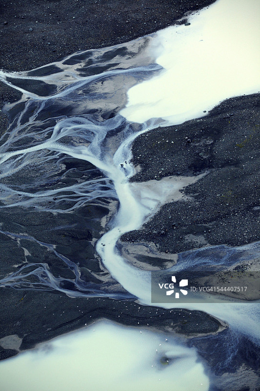 冰岛瓦特纳冰川雪原与蜿蜒的河流图片素材