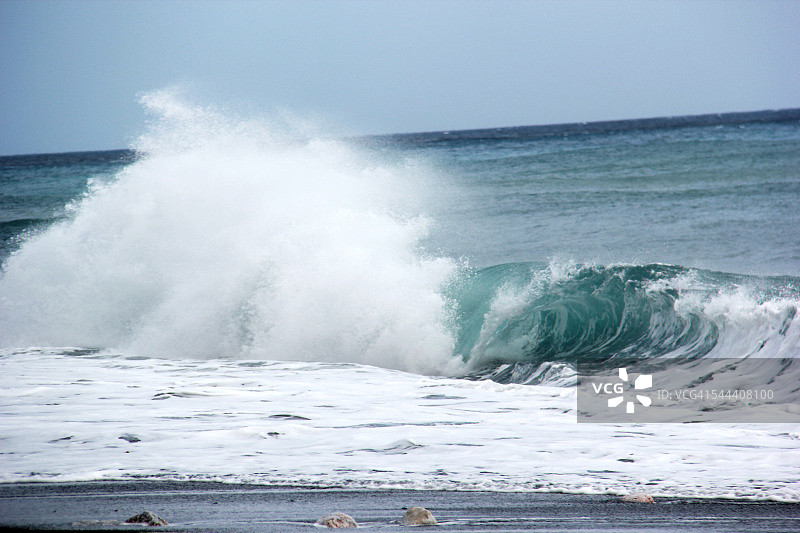 希腊圣托里尼卡马里海滩的波浪图片素材