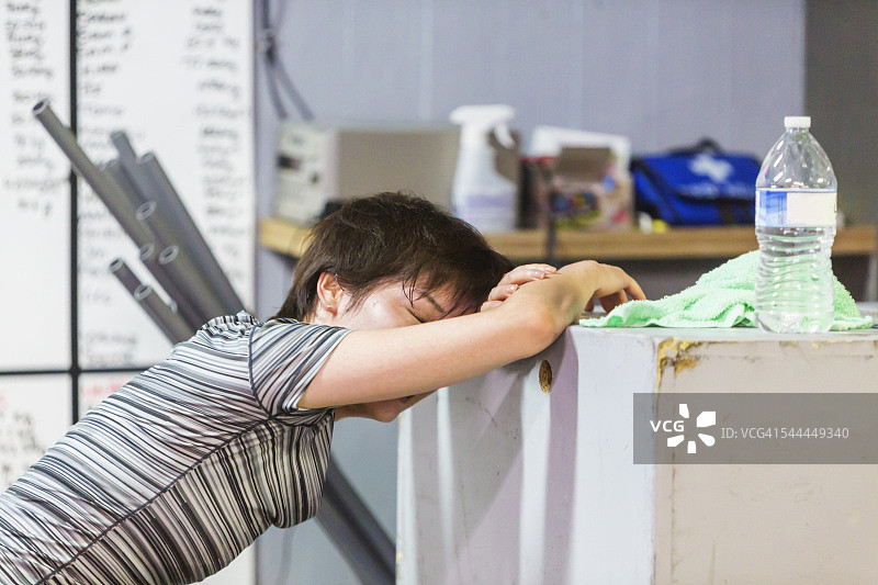 健壮的亚洲女人交叉训练后休息图片素材