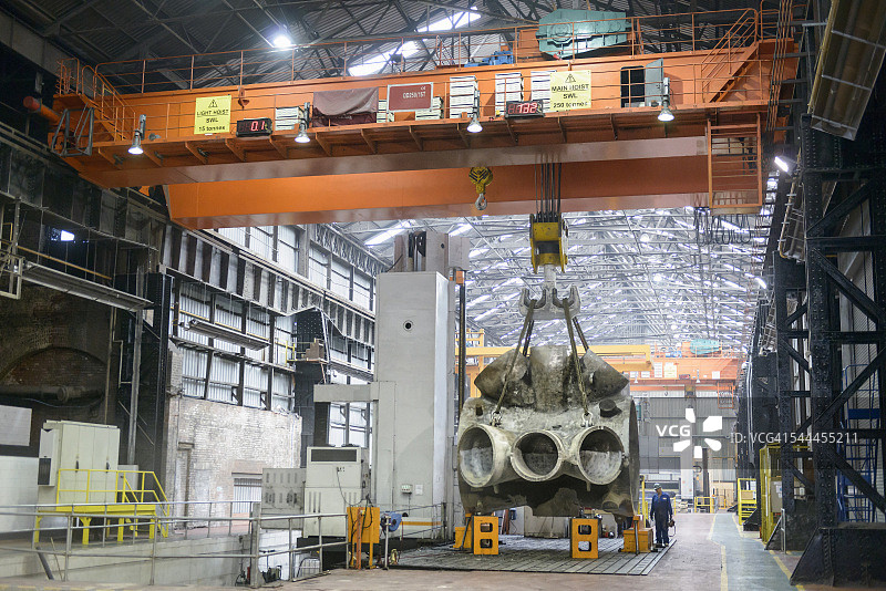 工程工厂起重机上的大型铸件图片素材