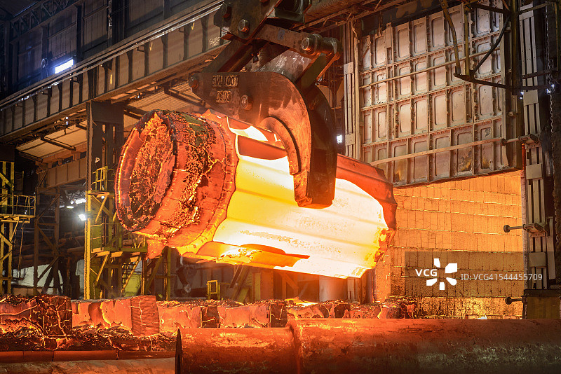 钢铁厂熔炉中的热钢铸件图片素材