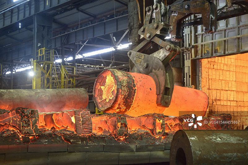 钢铁厂起重机上的热钢铸件图片素材
