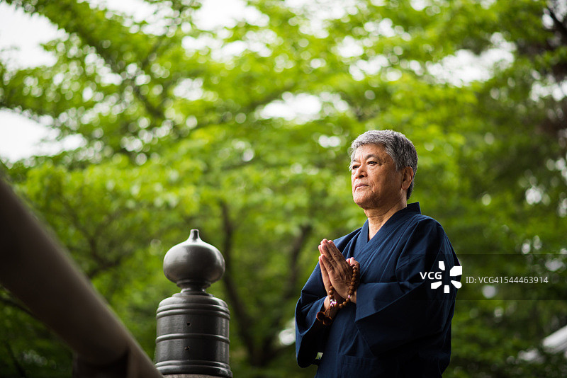 手持念珠的老年男人图片素材