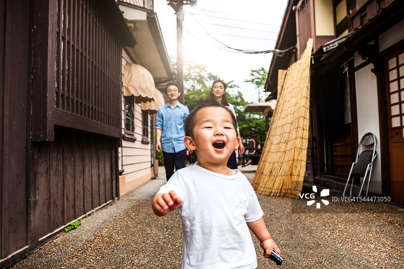 全家游览日本京都历史古镇图片素材