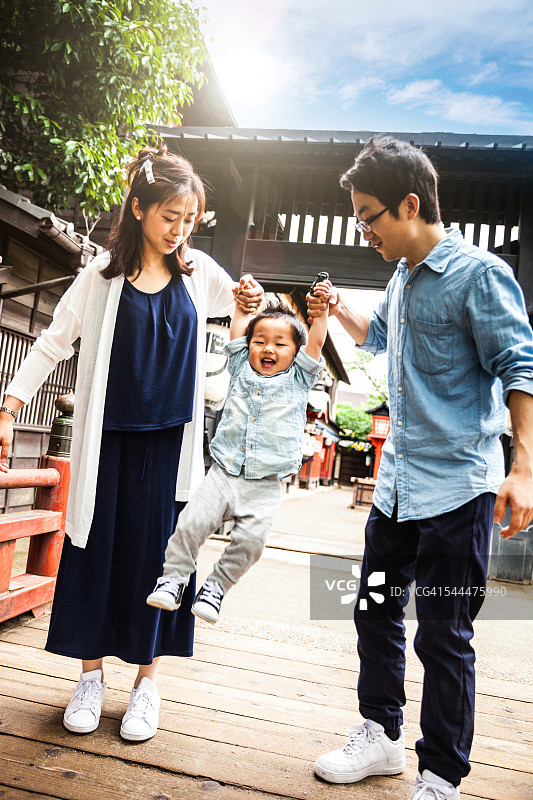 全家游览日本京都历史古镇图片素材