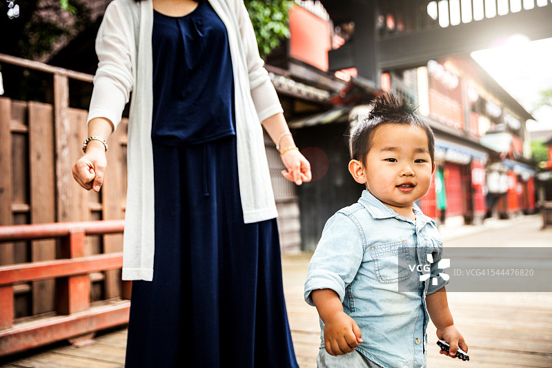 全家游览日本京都历史古镇图片素材