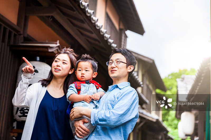 全家游览日本京都历史古镇图片素材