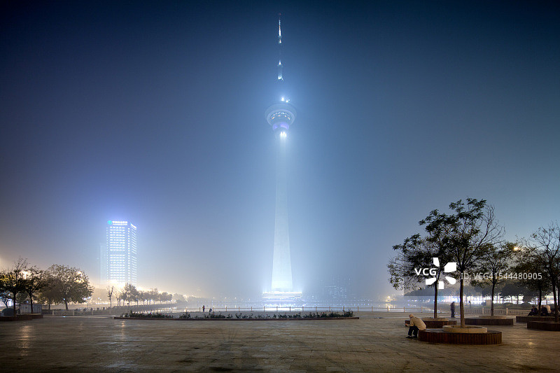 中国雾中的旅游目的地电视塔图片素材