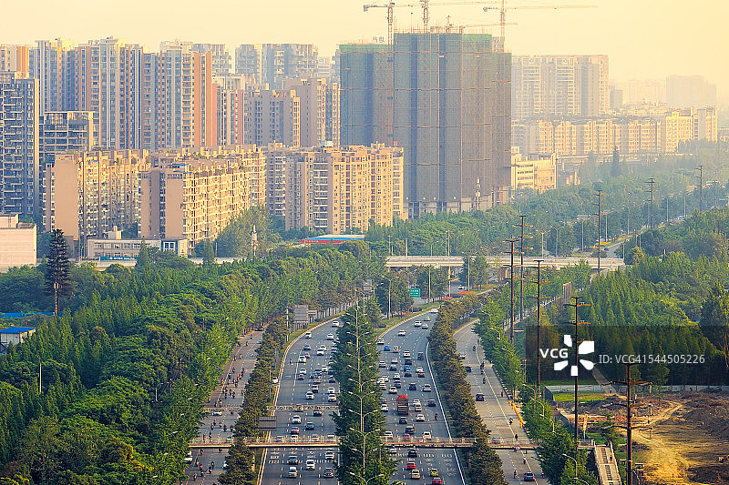 高速公路与中国现代城市建筑图片素材