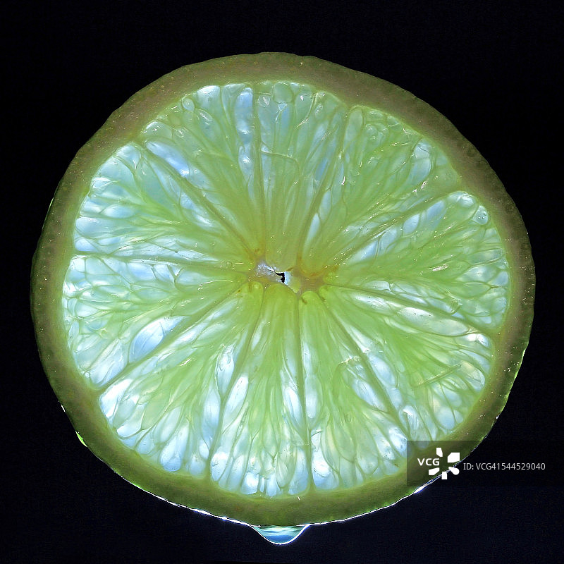 黑色背景上横截面青柠切片图片素材