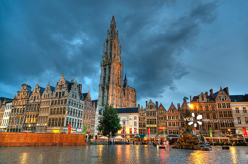 安特卫普大广场与圣母大教堂图片素材