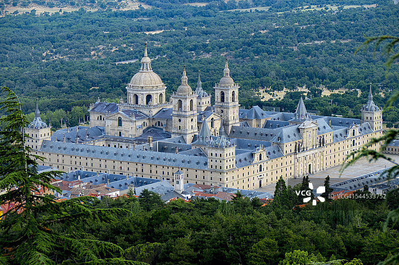 马德里埃斯科里亚尔修道院远景航拍，西班牙图片素材