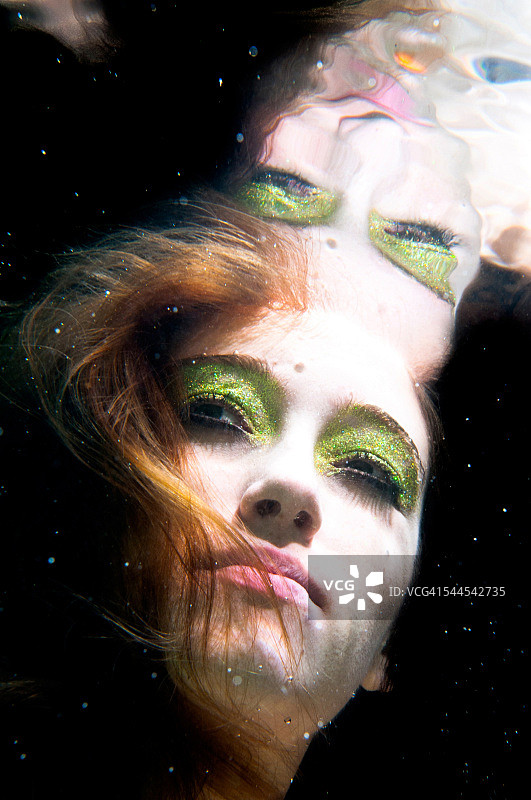 一位化着鲜艳眼影的时装模特肖像图片素材