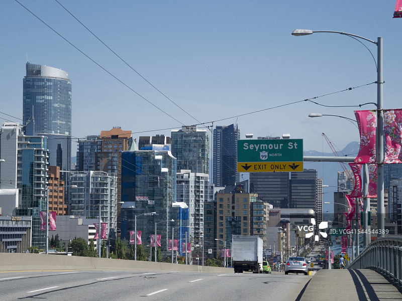 加拿大不列颠哥伦比亚省温哥华格兰维尔街大桥和天际线图片素材