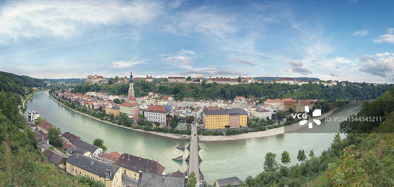 德国巴伐利亚 Burghausen 老城区和城堡建筑群 Salzach 河 360 度景观图片素材