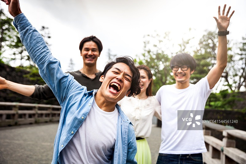 在城市里一起聚会的日本朋友图片素材