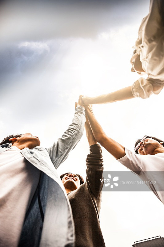 在日本合作的朋友团队图片素材