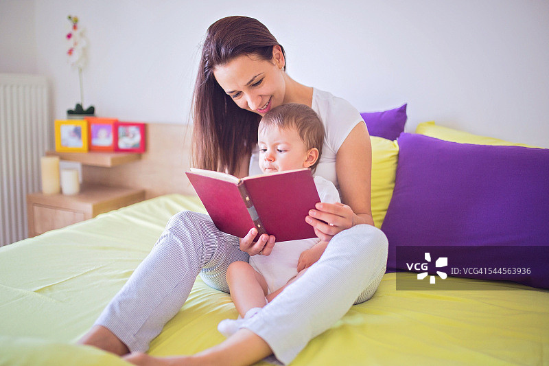 妈妈给孩子读书图片素材