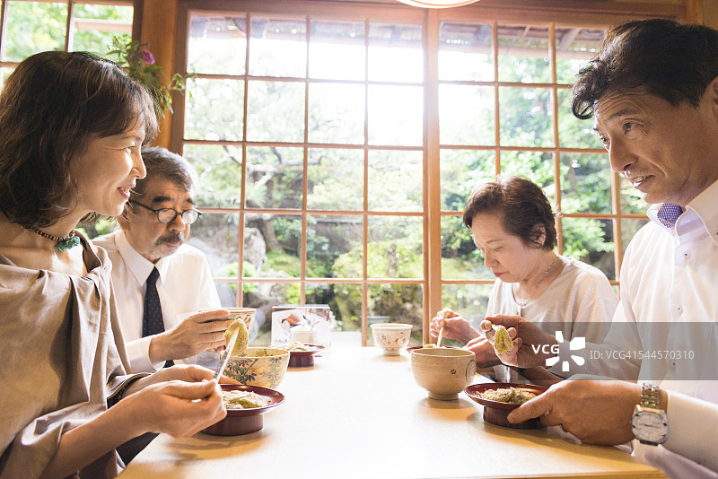 日本老年夫妇在京都的餐厅用餐图片素材