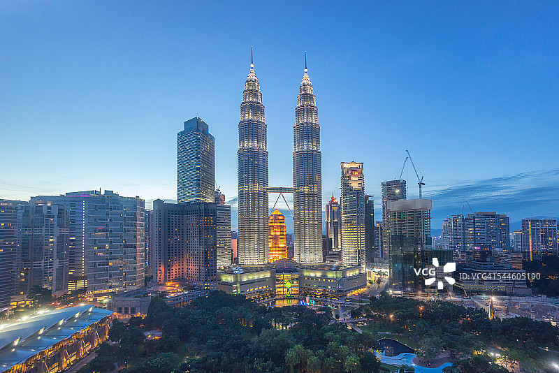 吉隆坡双子塔美丽的蓝色时刻图片素材