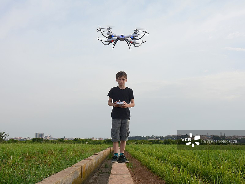 孩子玩无人机图片素材