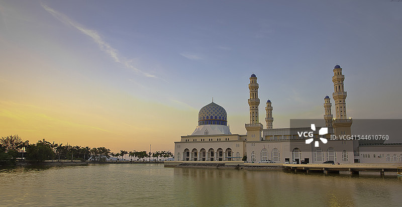 马来西亚沙巴州亚庇Likas的Bandaraya清真寺图片素材