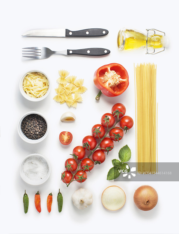 极简风格扁平意大利面食谱食材和餐具白色背景图片素材