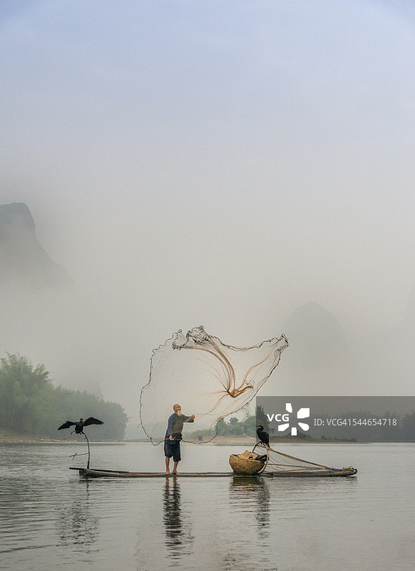 中国传统渔民与鸬鹚捕鱼，漓江风光图片素材