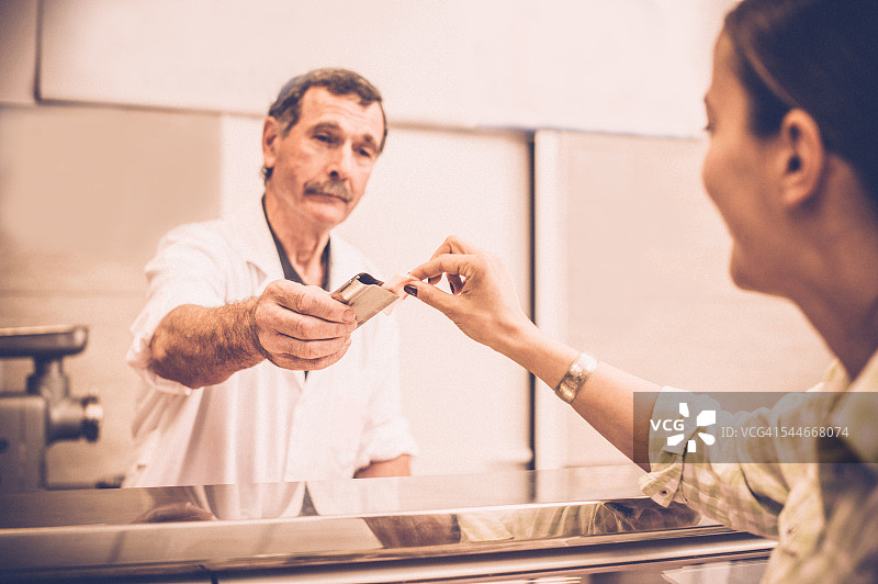 女人在肉店买肉图片素材