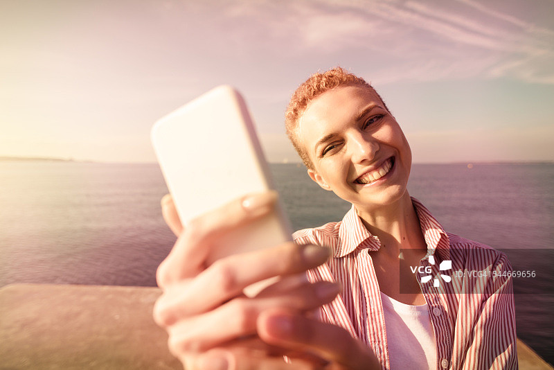 阳光下的节日乐趣：制作视频图片素材