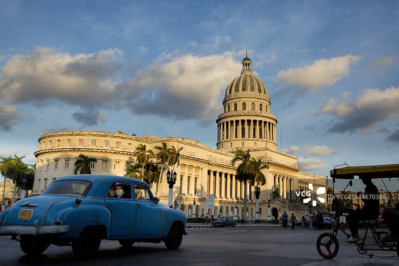 古巴哈瓦那的国会大厦和老爷车图片素材