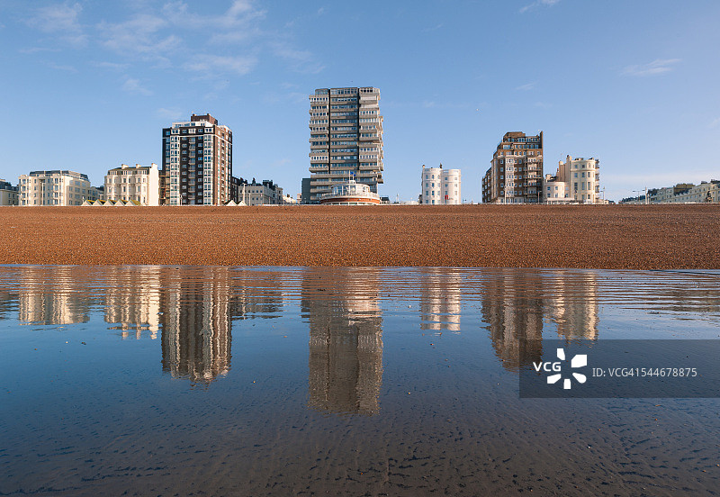 低潮时分布莱顿天际线倒影图片素材