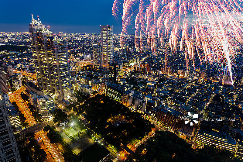 东京新宿夜景与烟花图片素材