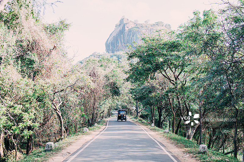 斯里兰卡锡吉里耶：嘟嘟车穿梭于通往著名锡吉里耶岩石的丛林中图片素材