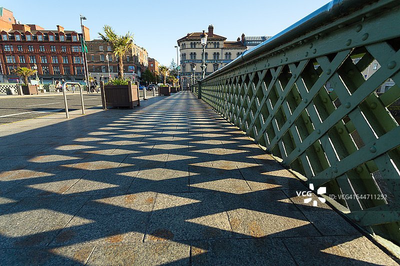 爱尔兰都柏林市格兰顿桥的地面阴影图片素材