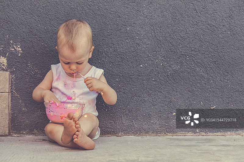 宝宝吃冰淇淋图片素材