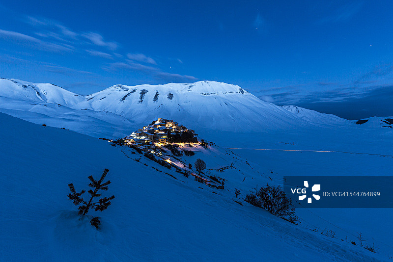 诺尔西亚城堡在冬天的黄昏图片素材